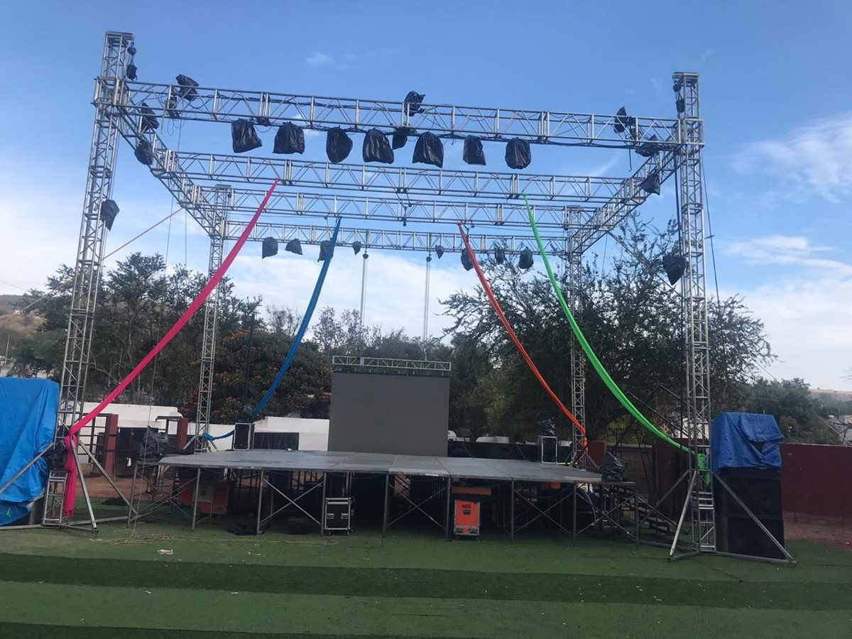 Escenario con estructura truss e iluminación para evento al aire libre