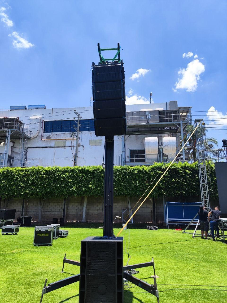 Sistema de audio line array montado en torre para evento al aire libre