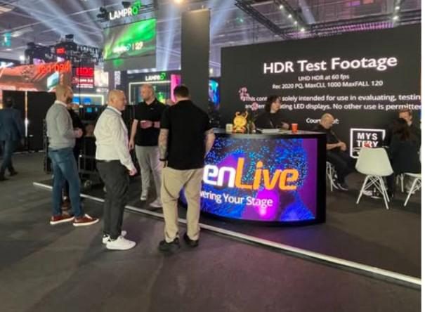 Stand corporativo con tótem LED en feria de exposición