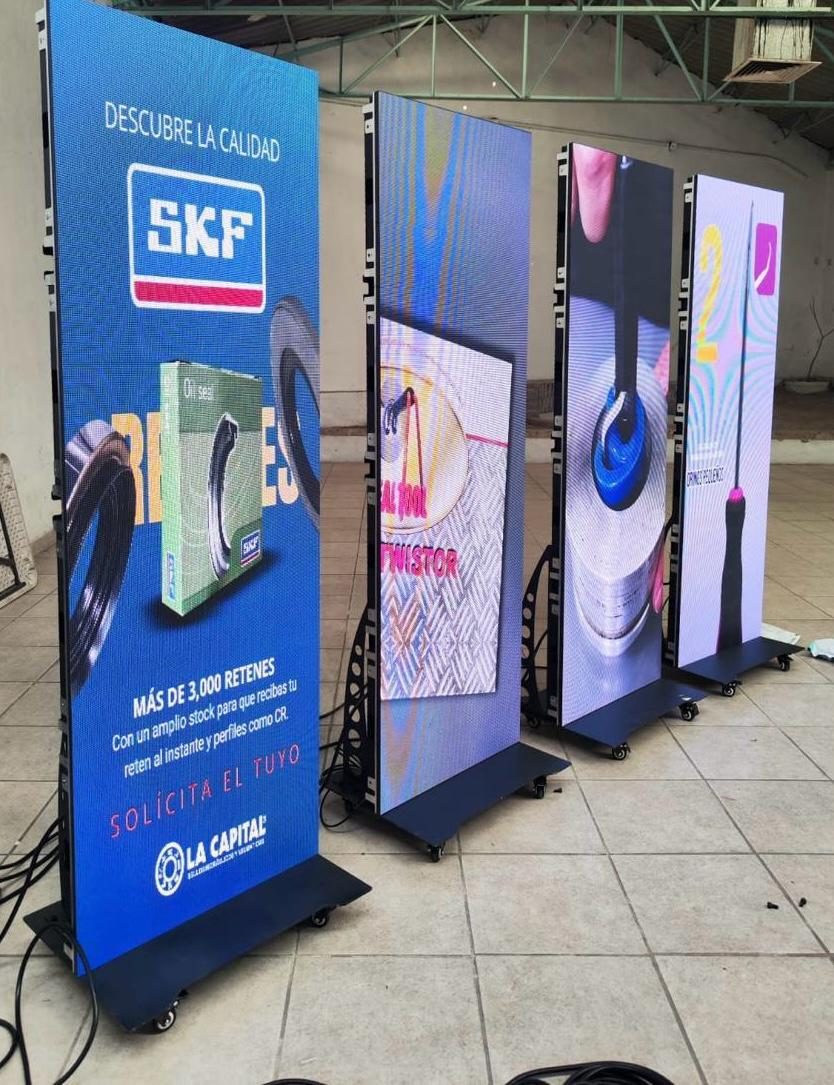 Tótems LED verticales con publicidad para expo industrial